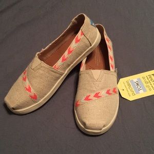 TOMS (Youth 4) **NWT**